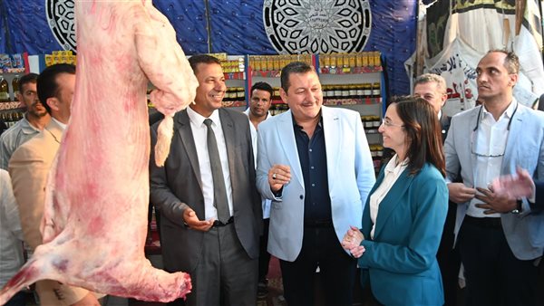محافظ البحيرة من داخل شادر لحوم الأضاحي