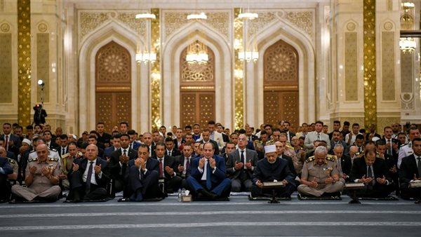 الرئيس عبد الفتاح السيسي يؤدي صلاة عيد الأضحى بمسجد مصر بالع
