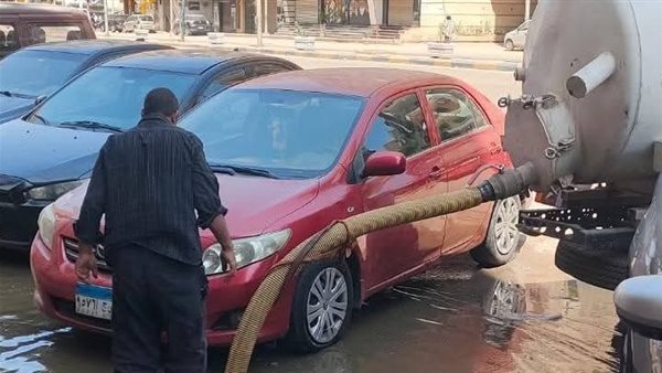 جهود إصلاح كسر ماسورتي مياه بشارع ترسا 