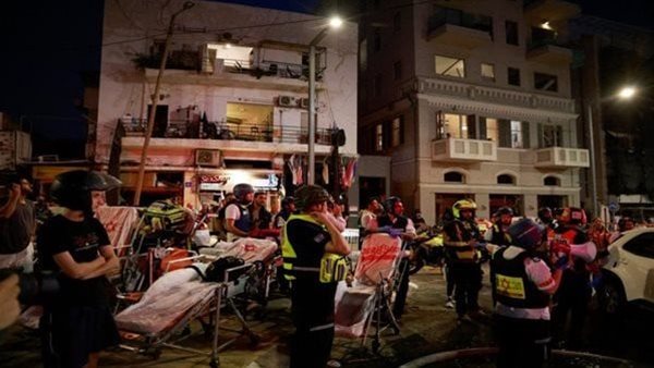 إصابة 65 إسرائيليًا واستهداف منزل وزير سابق في هجمات إيرانية