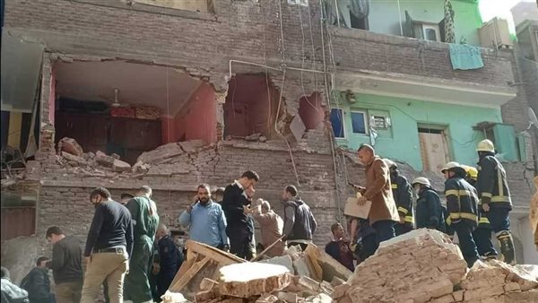 انهيار عقارين في حدائق القبة بالقاهرة، وعمليات إنقاذ مستمرة 