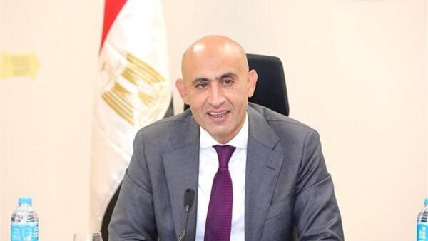 وزير التعليم يمنح الطلاب الأوائل منحة مجانية 