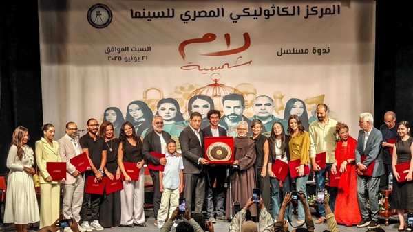 المركز الكاثوليكي المصري يكرم صناع "لام شمسية" في ندوة فنية 
