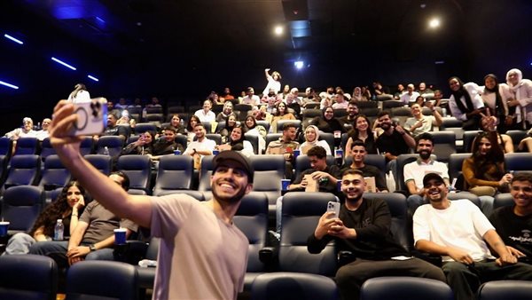 مينا مسعود يفاجئ جمهور القاهرة داخل دور العرض دعماً لفيلمه