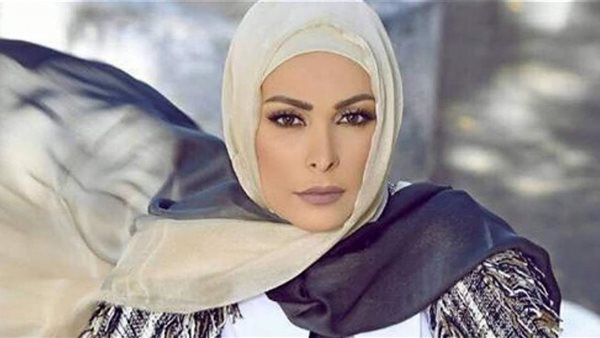 أمل حجازي تثير الجدل بخلع الحجاب بعد 8 سنوات: "Hello Life"