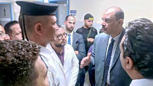 محافظ سوهاج يزور المصابين في حادث جهينة