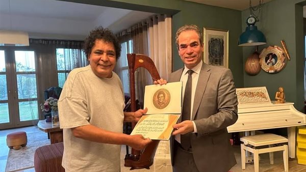 أحمد المسلماني يكرم محمد منير بـ"وسام ماسبيرو للإبداع"