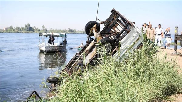 لحظة البحث عن جثث الغارقين فى معدية دشنا بقنا