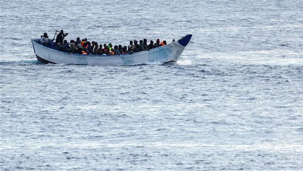 اليونان تنقل مئات المهاجرين الشباب من جزيرة كريت إلى ميناء ل
