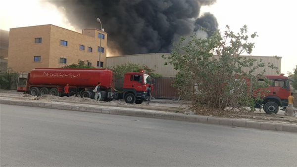 حريق هائل يلتهم مصنع منظفات وكيماويات في مدينة بدر
