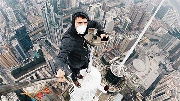 أغرب الصور، شباب يتسلقون ناطحات سحاب من أجل الصورة الحلوة