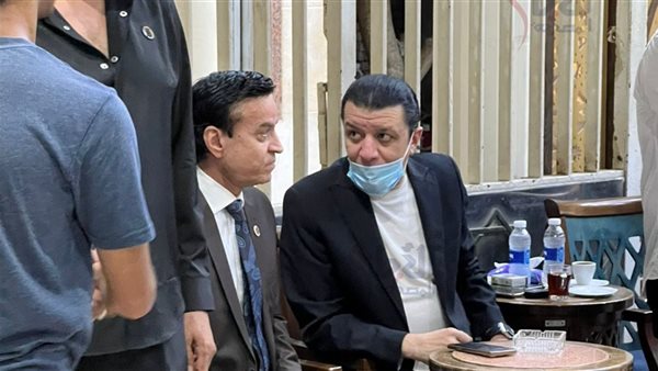 مصطفى كامل في عزاء المطرب محمد عواد