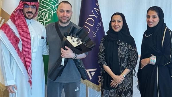 استقبال بالورد .. حسام حبيب يصل السعودية 