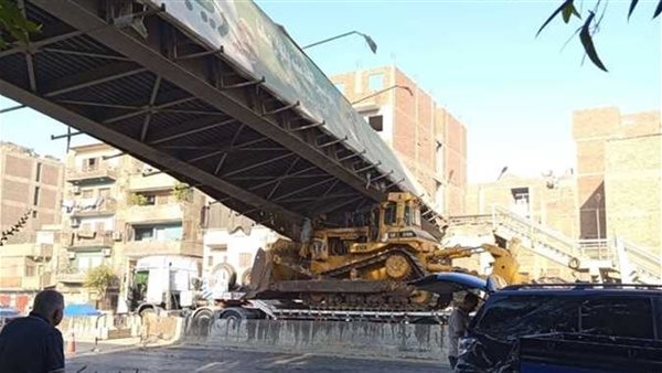 محافظ القليوبية يتابع تحرك كوبري مشاة بطوخ إثر اصطدام بلدوزر