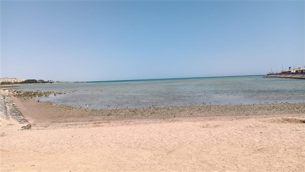 انحسار المياه في شواطئ غردقة نتيجة المد والجزر