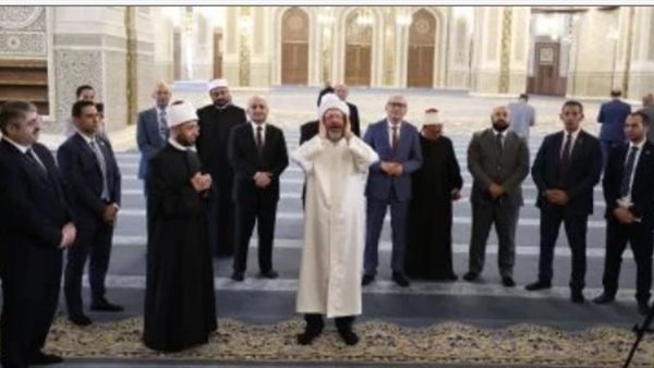 رئيس الشئون الدينية بتركيا يؤذن في دار القرأن الكريم بمصر