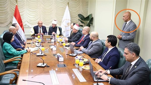 شبيه وزير التعليم يثير الجدل في "اجتماع الحضانة".. من هو؟