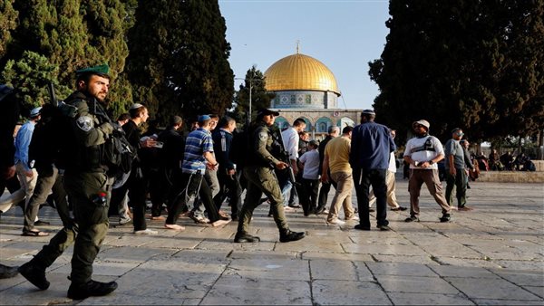 مستعمرون إسرائيليون يقتحمون المسجد الأقصى وسط حراسة مشددة