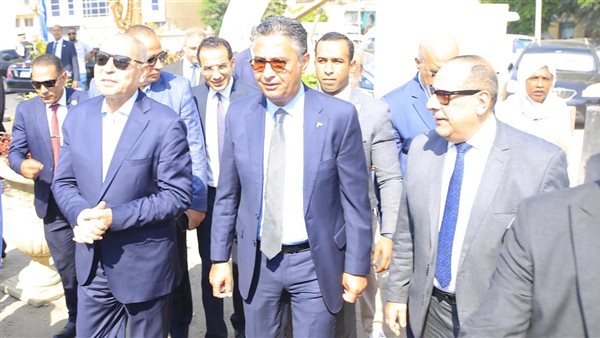وزير التموين يفتتح سوق "اليوم الواحد" بالجمالية، سلع بأسعار 