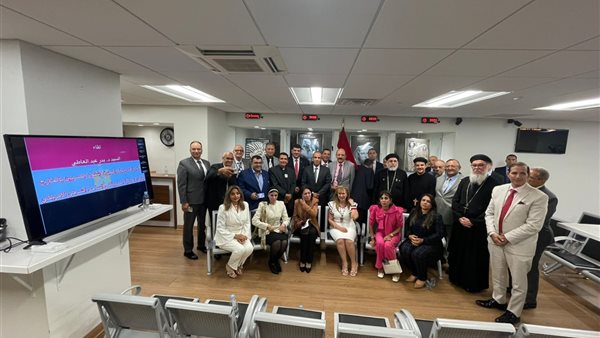 وزير الخارجية وأعضاء الجالية المصرية 
