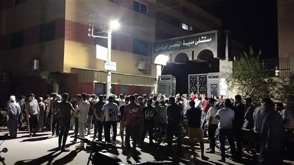 تجمع الأهالي أمام المستشفى 