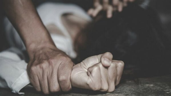 زوج يعتدي على زوجته بالمحلة