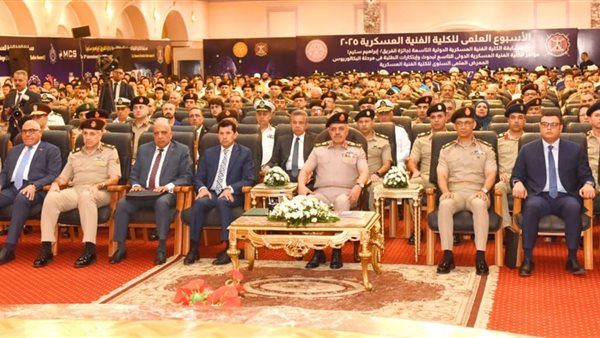 الفريق أحمد خليفة يشهد فعاليات اليوم العلمي للكلية الفنية 