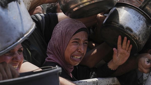 لحظة تسليم المساعدات الإنسانية لأهل غزة
