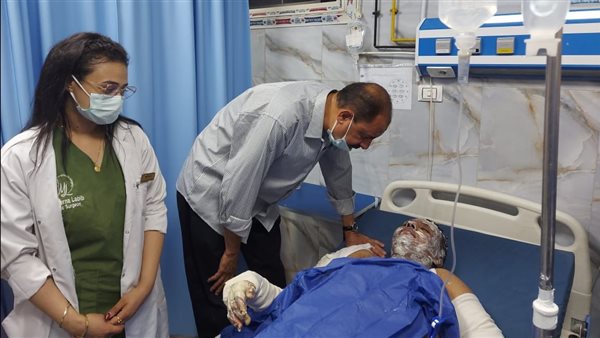 محاظ سوهاج يتفقد أحد المصابين 