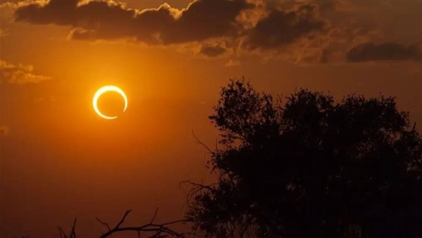 موعد كسوف الشمس اليوم 2025