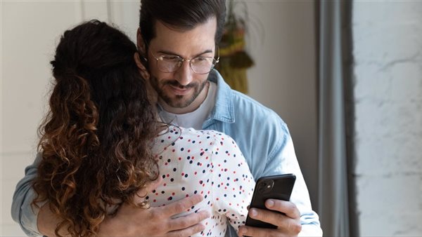 ازاي اعرف ان جوزي بيخوني؟ 10 علامات تثبت خيانة الزوج 