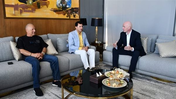 جلسة وزير الرياضة مع رئيس الفيفا