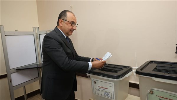 وزير قطاع الأعمال يدلي بصوته في انتخابات مجلس الشيوخ 2025 بل
