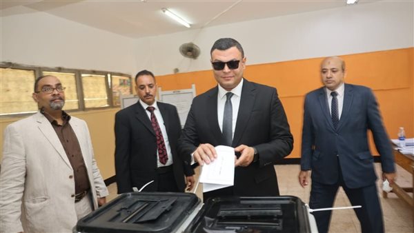 وزير الإسكان يدلي بصوته في انتخابات مجلس الشيوخ بلجنته الانت
