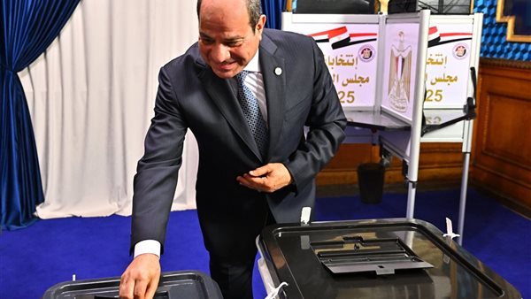 لحظة إدلاء الرئيس السيسي بصوته في انتخابات مجلس الشيوخ