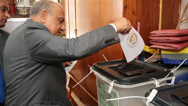 وزير الكهرباء يدلي بصوته في انتخابات مجلس الشيوخ 2025