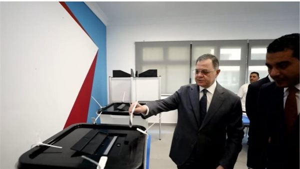 وزير الداخلية ووزير الاتصالات يدلوا بأصواتهم في انتخابات مجل