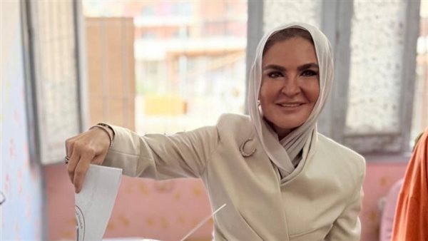 الدكتورة سحر نصر تدلي بصوتها في انتخابات مجلس الشيوخ
