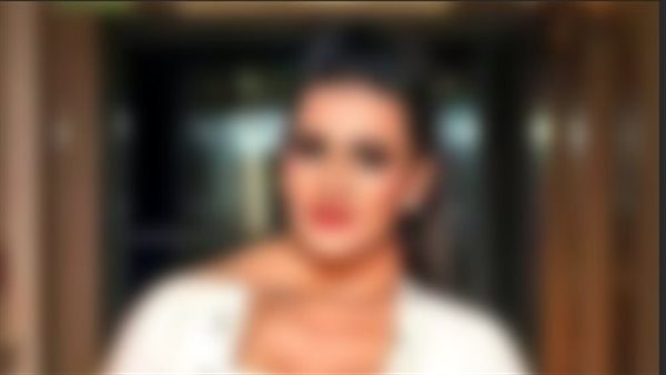 لحظة القبض على ممثلة شهيرة بعد نشرها فيديوهات تخدش الحياء 