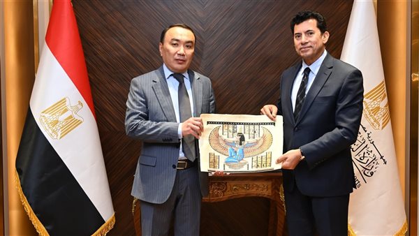 أشرف صبحي وزير الرياضة مع سفير كازاخستان