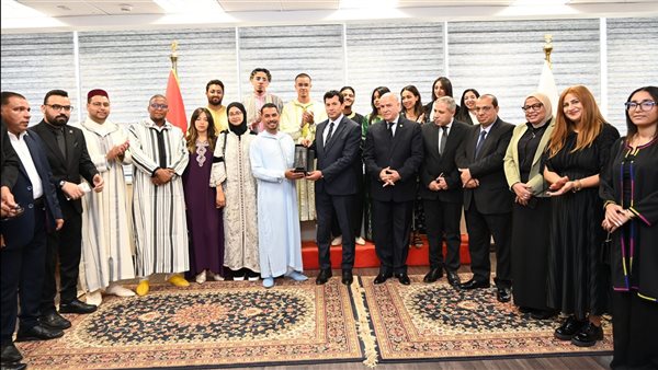 وزير الرياضة مع وفد الشباب المغربي