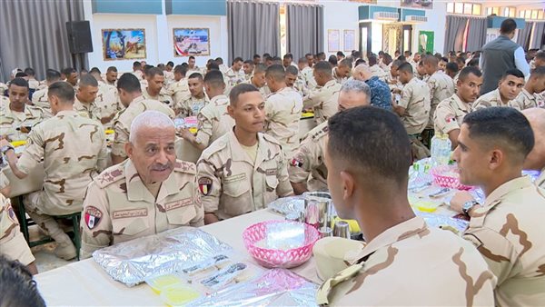 الفريق أول عبد المجيد صقر يلتقي بعدد من مقاتلي المنطقة الجنو