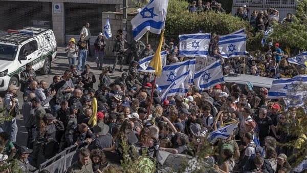 عائلات الأسرى الإسرائيليين فى غزة تندد بقرار احتلال إسرائيل 