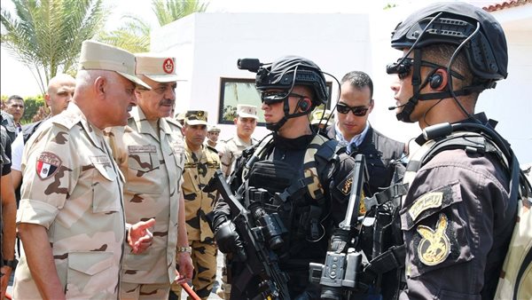  القائد العام للقوات المسلحة يلتقى بعدد من مقاتلى القوات الخ