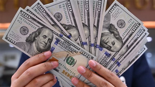 أسباب تراجع سعر الدولار اليوم