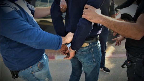 شاهد بالفيديو، القبض على وزير ونجلي مسؤول كبير بتهمة الفساد 