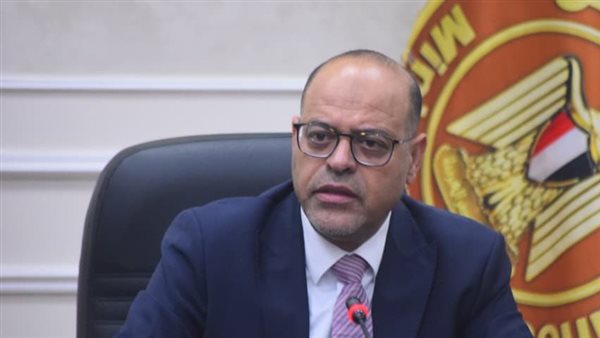 جبران يُسلم 93 عقد عمل لكوادر مصرية للعمل في البوسنة والإمار
