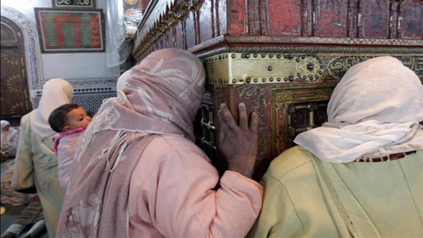 حكم زيارة الأضرحة والتبرك بها