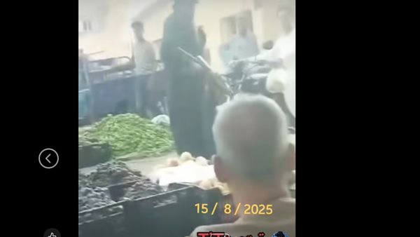 فيديو متداول لبلطجي يجمع الإتاوة بالسلاح الآلي