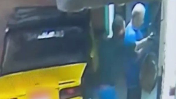 سرقة هاتف محمول من أحد المواطنين المسنين 